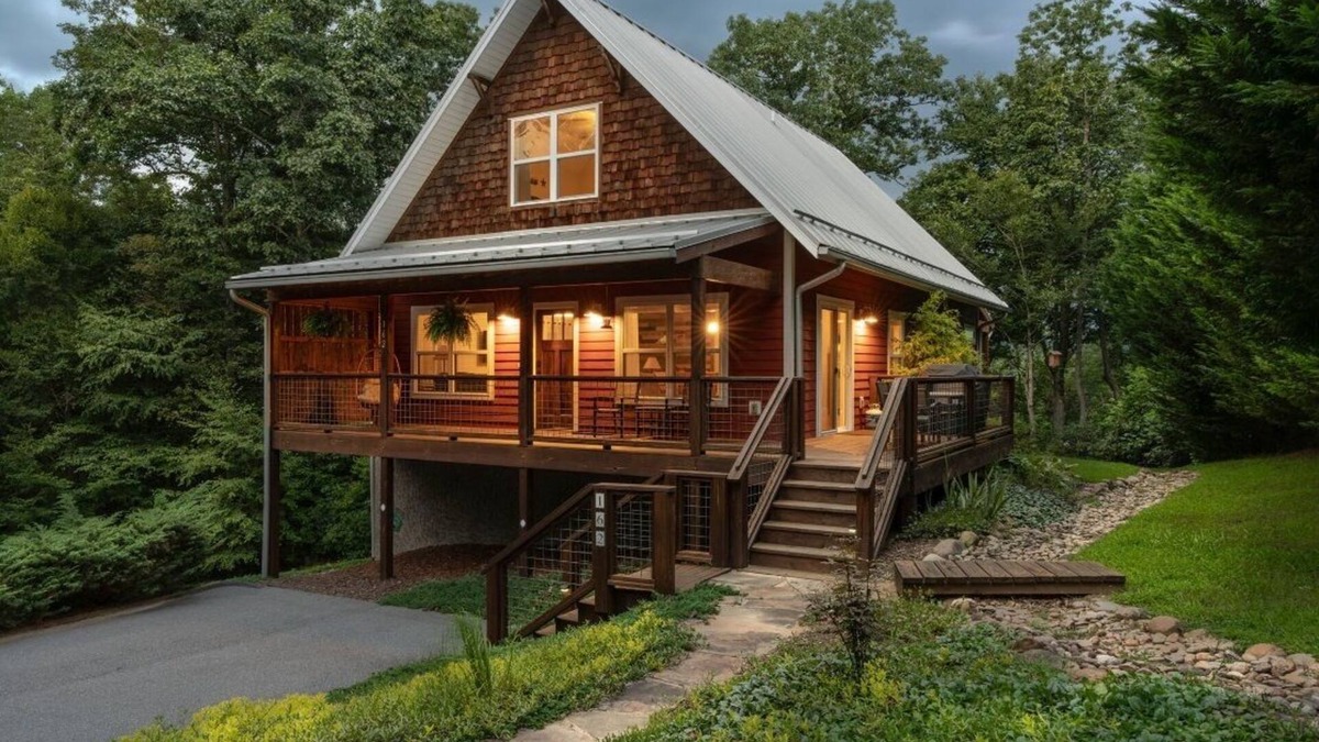 Horse Shoe Cabin | 2 King Beds/Mountain Views/Near the Ecusta Bike Trail/Clean & Well Stocked