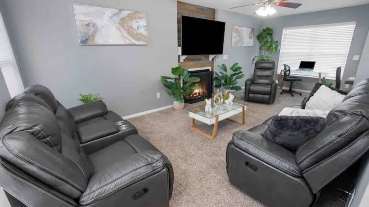 Independence House | 2 King beds; The Sunset house/4bd/2 1/2 baths