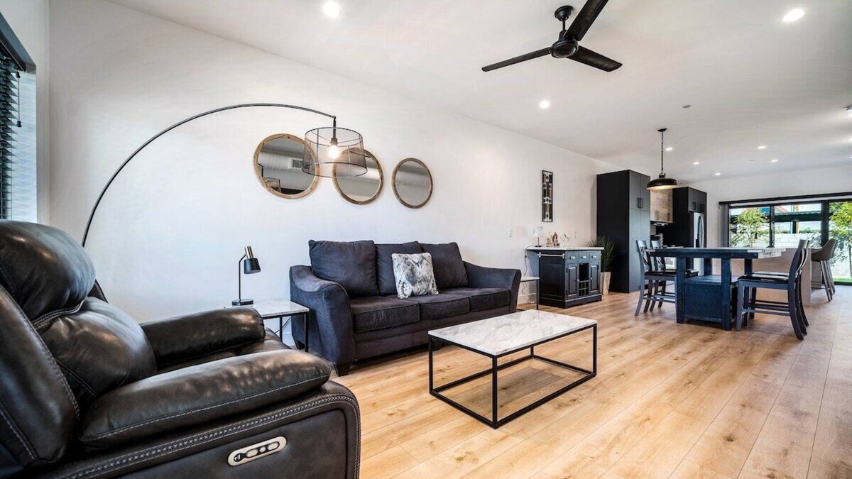 Roosevelt House | 2 KING beds | Walking distance to food and fun DT