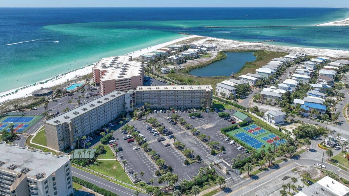 North West Florida Condo | 2 King Suites + Sunsets + Heated Pool + Hot Tub!