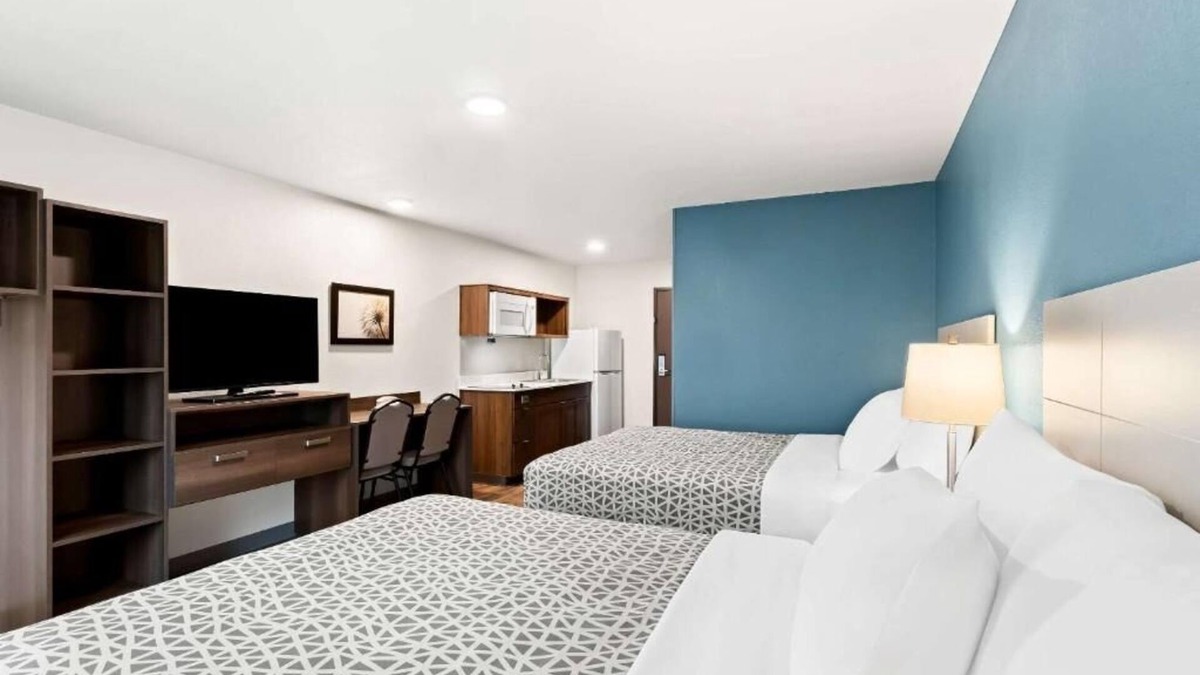 Dupont Hotel | 2 Kitchen-Equipped Units in Commerce City – 15 Min to Central Denver Attractions