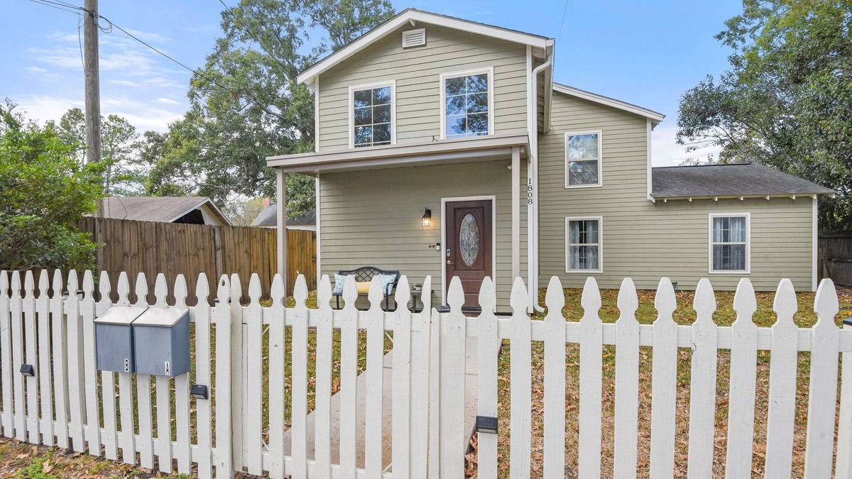 Mid City South House | 2 Kitchens|Mid City & LSU|Spacious 3 BR|Gated Yard