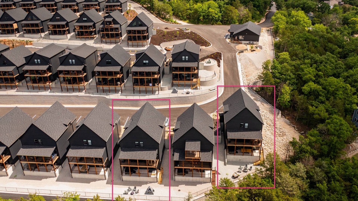 Hollister House | 2 Lakefront homes (sleeping 45) golf simulator, outdoor sauna, & hot tubs