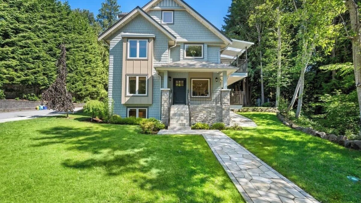 Coquitlam House | 2 Level Suite ~ Tranquil & Relaxing ~ Creekside