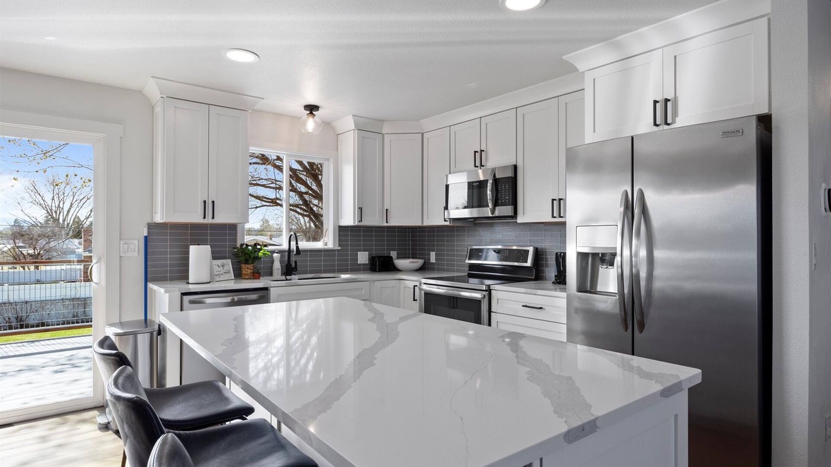 Pasco House | 2 Living Spaces, Close to HAPO Center, Airport, River, and Park
