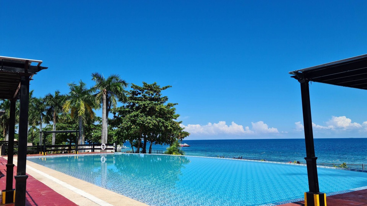 Lapu-Lapu Condo | 2 Luxury 2Bedroom Condos next to each other, woow oceanviews, 2 pools, Beach Gym