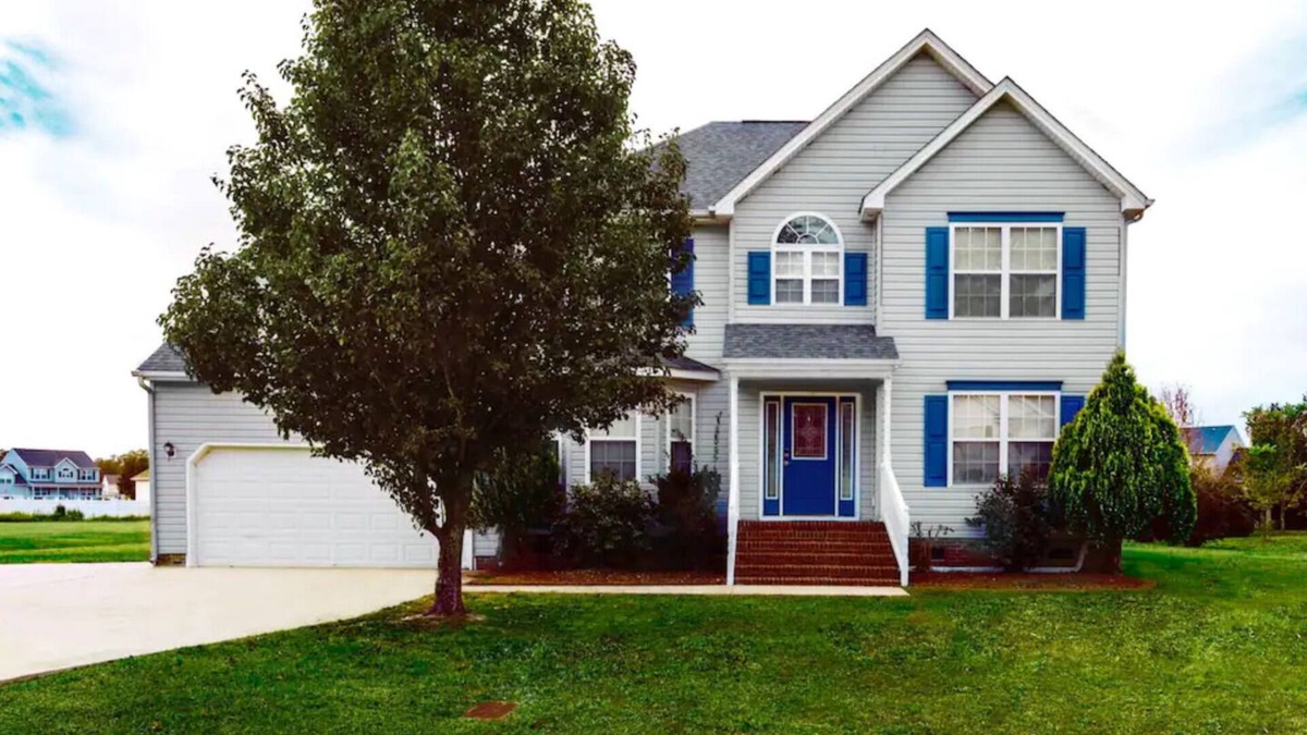 Elizabeth City House | 2 Master Bedrooms Home Away From Home