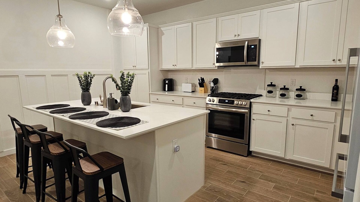 Hanford House | 2 Master Suites/Spacious 5-bedroom house with AC, WiFi in enchanting Hanford