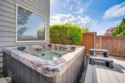 South Richland House | 2 Mi to Badger Mountain Hot Tub Haven!