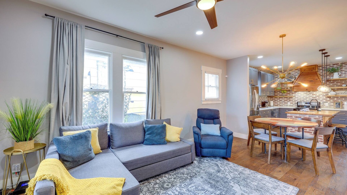 Eastside Promise Neighborhood House | ~ 2 Mi to Dtwn San Antonio: Comfy Home w/Yard!