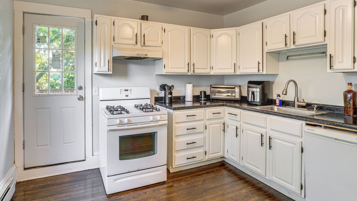 Lowry Hill East Apartment | 2 Mi to Dtwn! Walkable Minneapolis Apt w/Deck