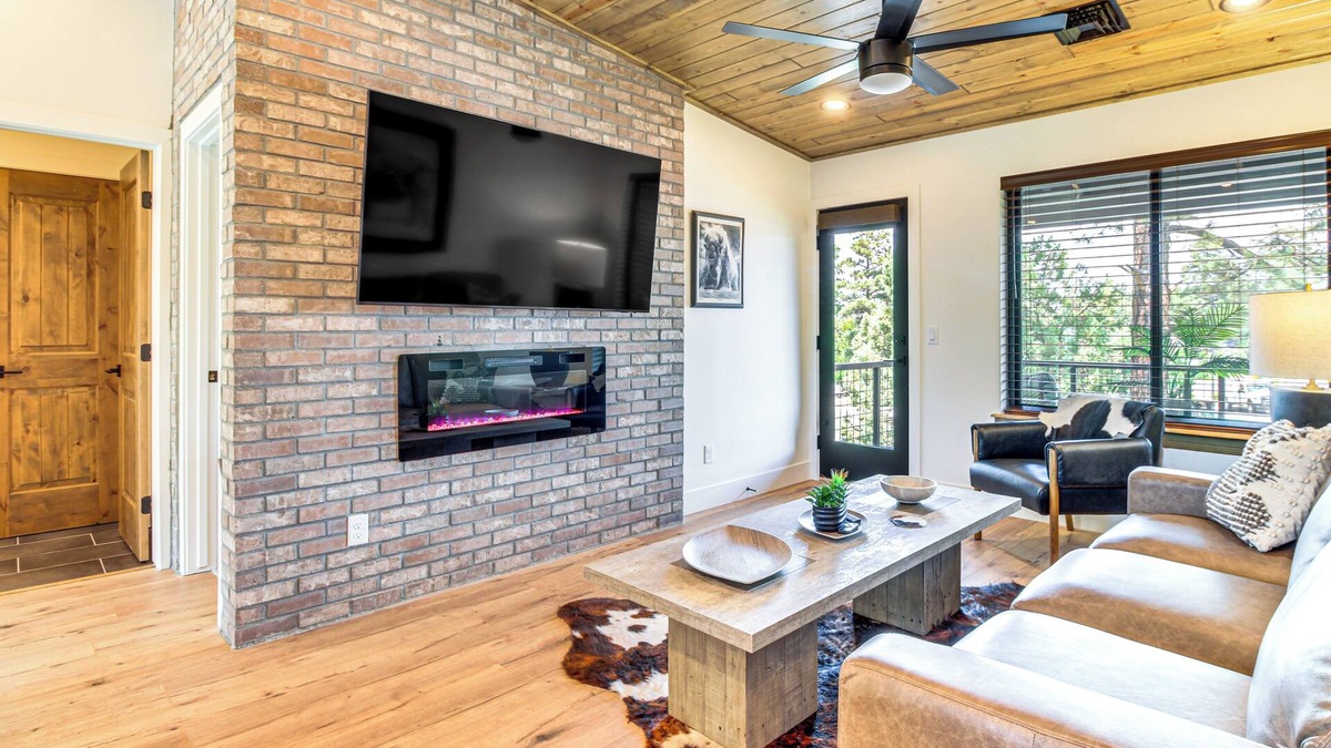 Torreon House | 2 Mi to Fool Hollow Lake: Modern Loft w/ Balcony