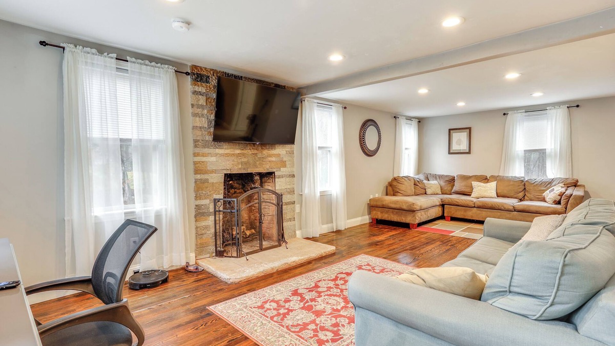 Foxboro House | 2 Mi to Gillette Stadium: Foxborough Retreat!