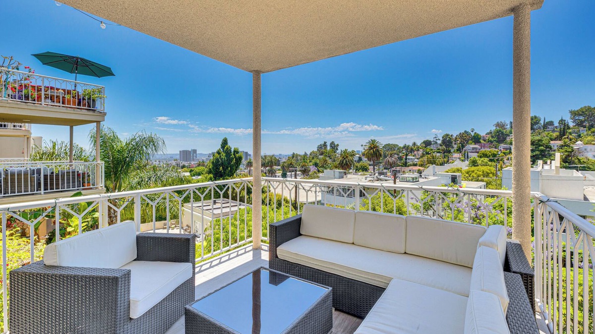 Hollywood Hills Condo | 2 Mi to Hollywood: Condo w/Pool & Hot Tub Access