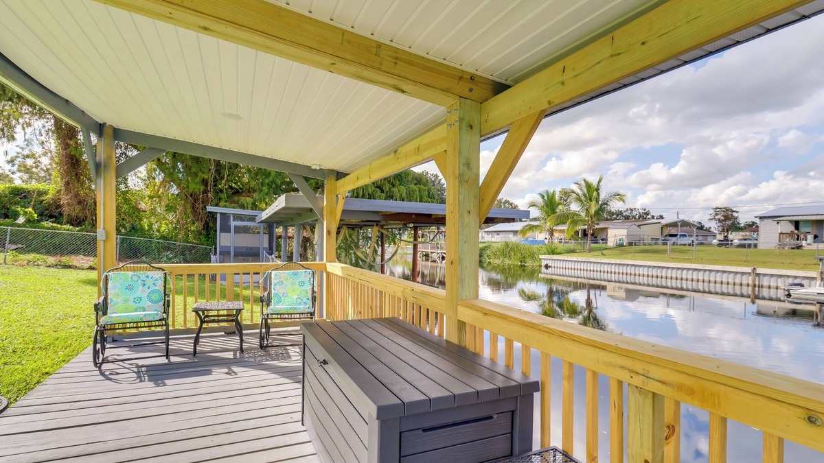 Taylor Creek House | 2 Mi to Lake Okeechobee: Waterfront Home w/Deck!