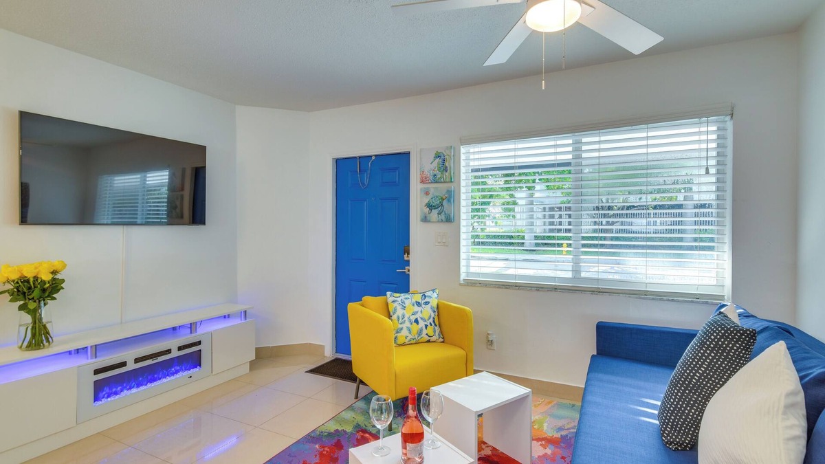 Hallandale Beach Condo | 2 Mi to Ocean: Dog-Friendly Hallandale Beach Condo