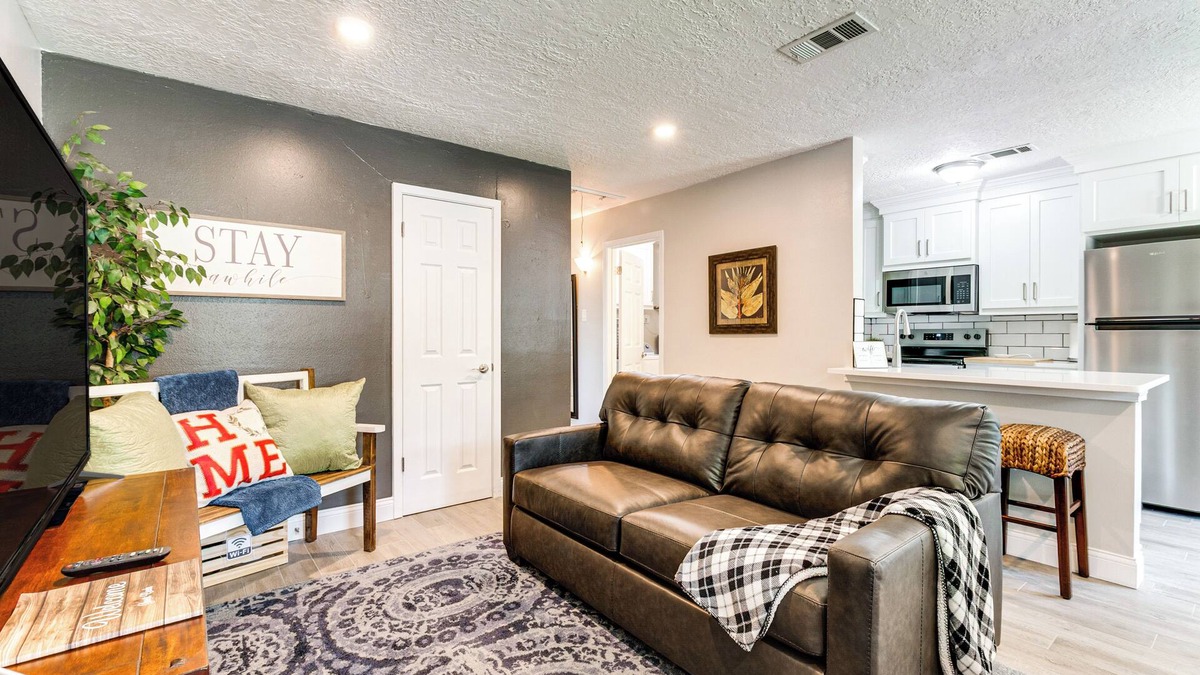 College Station House | 2 Mi to Texas A&M: Pet-Friendly Duplex w/Yard!