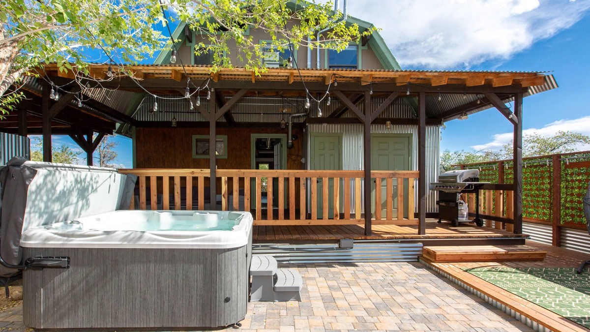 Prescott Heights Cabin | 2 miles to downtown Whiskey Row! Cozy Boulder Cabin is family friendly with spa!