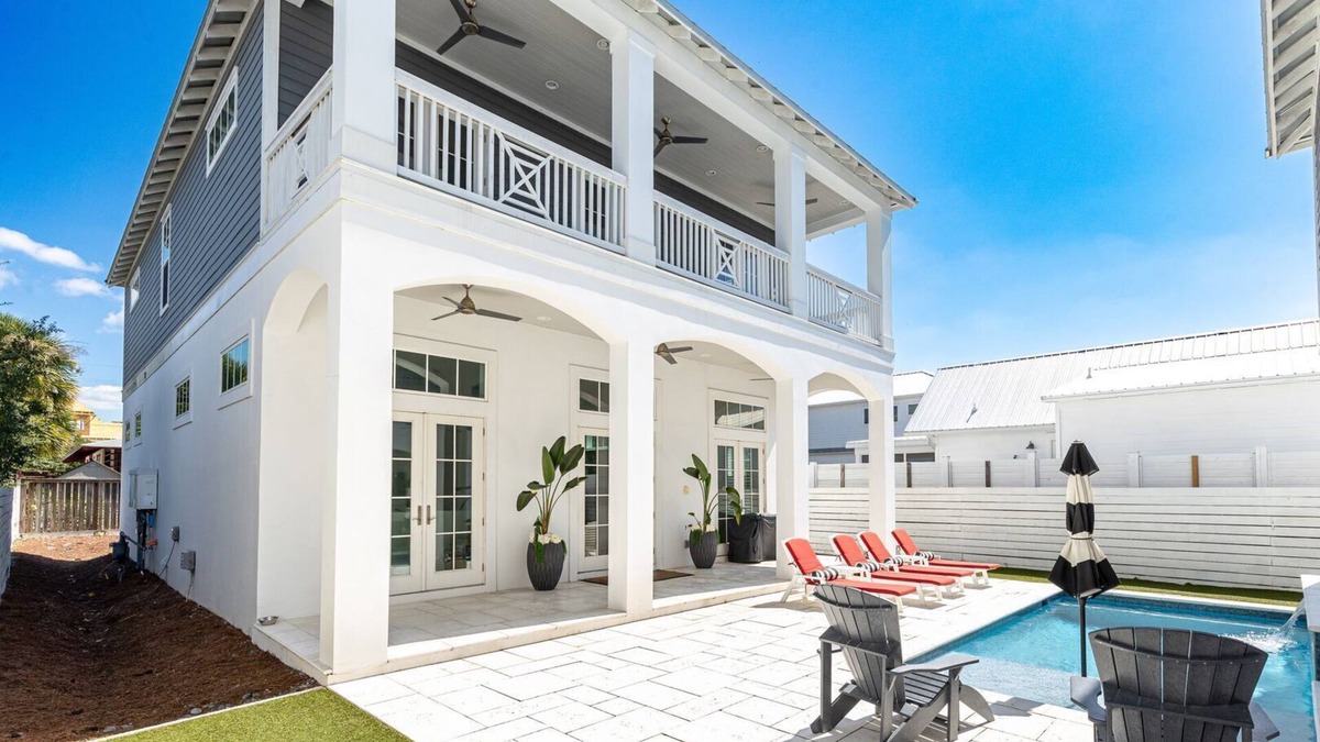San Juan House | 2 Min from the Beach, Golf Cart, Private Pool, Carriage House, Bikes & Sleeps 14!