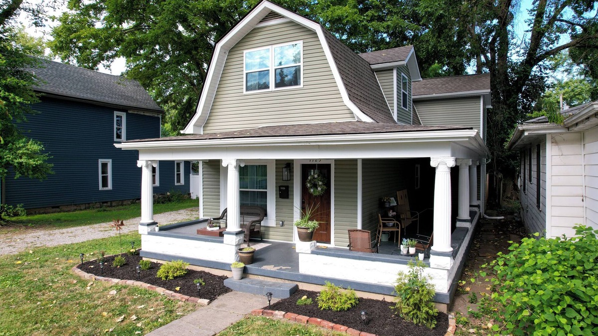 Clarksville House | 2 Min to Bourbon Trail, KFC Yum!, & Convention Center, 12 Min to Expo Center!