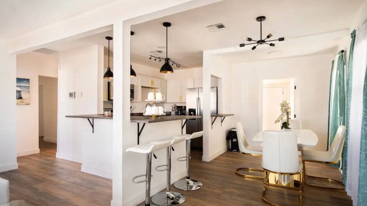 Downtown Las Vegas House | 2 min to Fremont - 5 beds Modern Home + ATTACHED Studio Space!