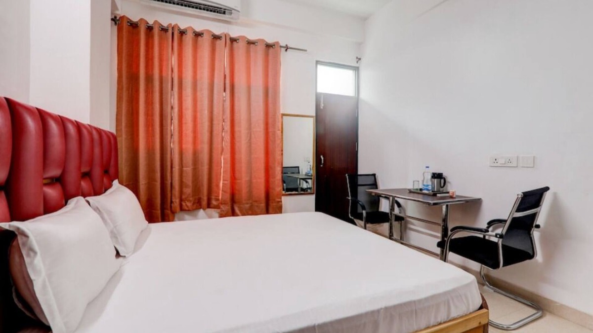 Mohangarh Bed & Breakfast | 2 min to smriti upvan & chancellor club ,studio rooms.