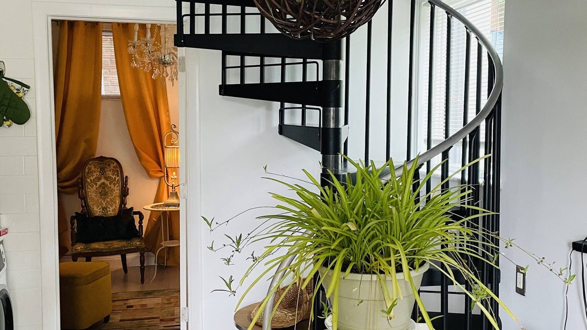 Cos Cob House | 2 mini-bedrooms apartment with antique bathtub.
