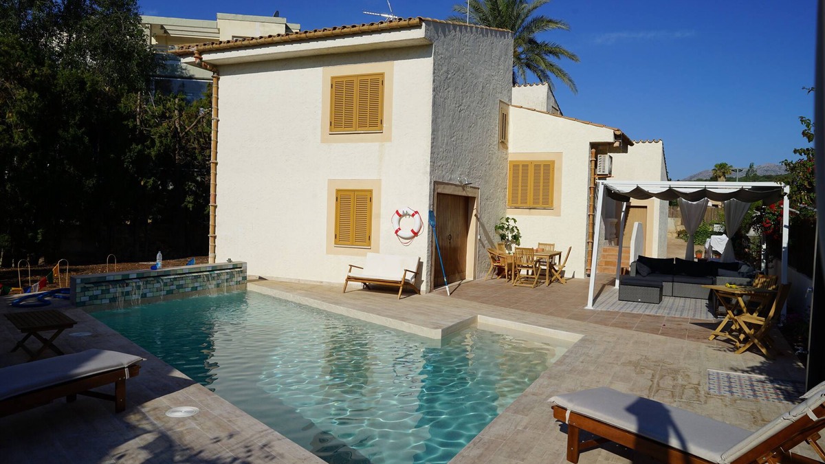 Puerto de Pollensa Villa | 2 mins from the sea : Villa with pool, ideal for large families/groups on hols