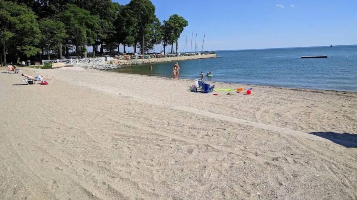 Rowayton House | 2-minute drive to beach, renovated antique in Rowayton walk to shops restaurants