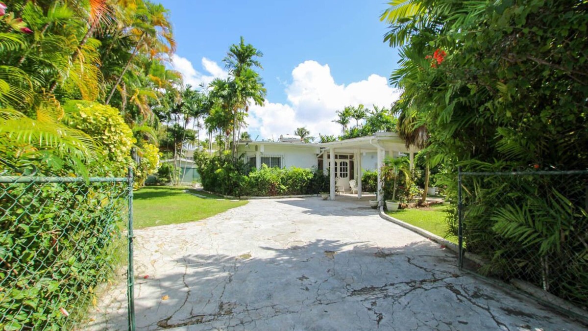 Sunset Crest House | 2 minute walk to Beach & Pool - Casual 2-Bed House