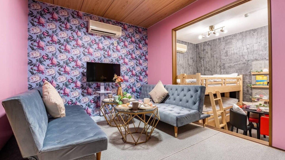 Naniwa Apartment | 2 minutes to JR Namba, 5 minutes to subway Namba and Shinsaibashi stations.n