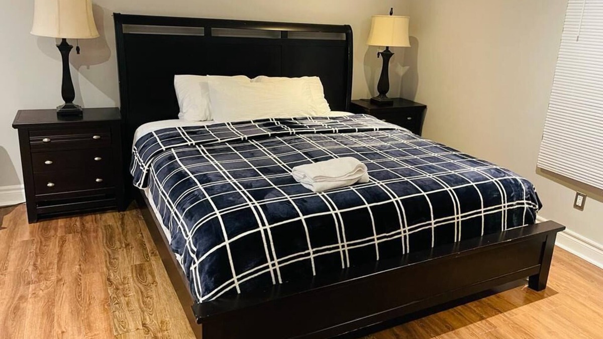 Westminster Apartment | 2 minutes to the mall, home away from home, cool neighborhood parks, restaurant.