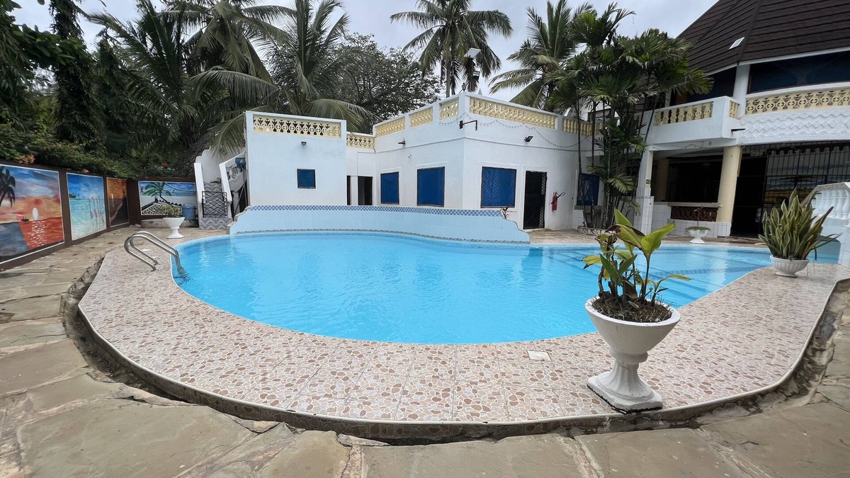 Galu Bed & Breakfast | 2 minutes walk to the Beach!3 bedroom villa