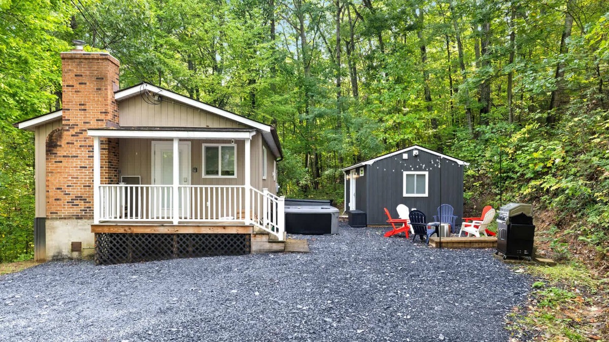 New Market House | 2 Modern Cabins: Hot Tub, Fire Pit, Grill, & Wifi!