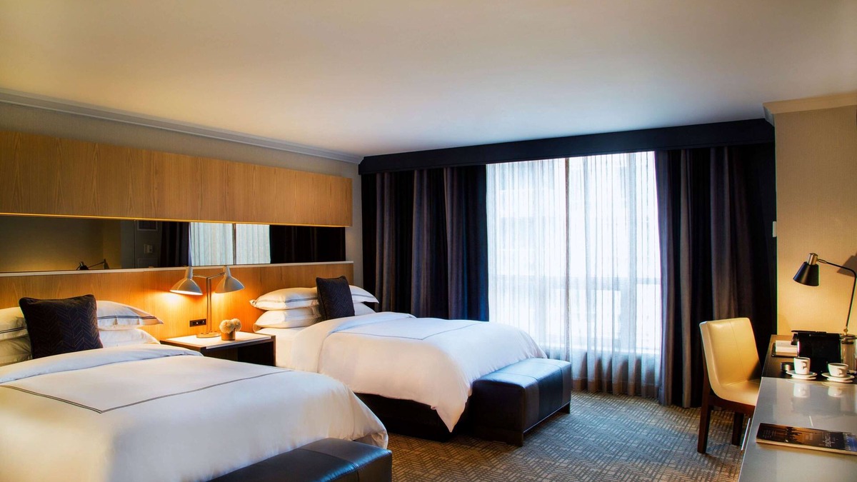 Midtown Toronto Hotel | 2 Modern Pet-Friendly Rooms w/Refined Decor Near Subway & Top Attractions