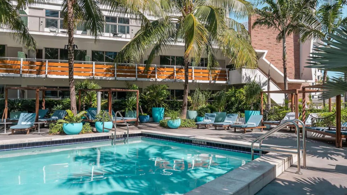 South Beach Hotel | 2 Modern Units in South Beach – Pet-Friendly, & Close to Dining and Shopping