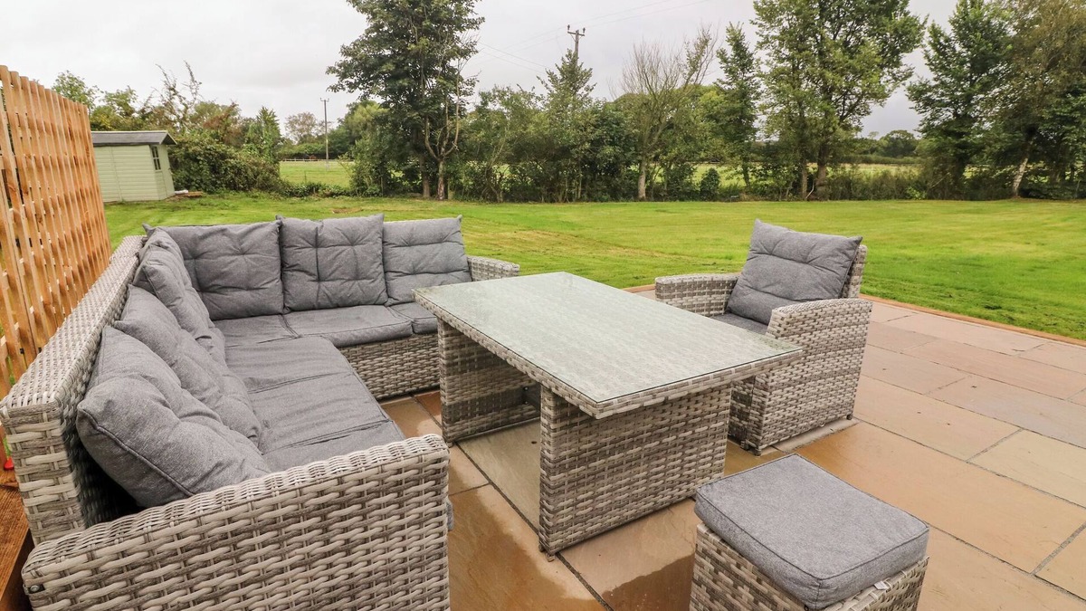 Knott End-on-Sea Cottage | 2 MORTON COTTAGES, pet friendly, with open fire in Garstang