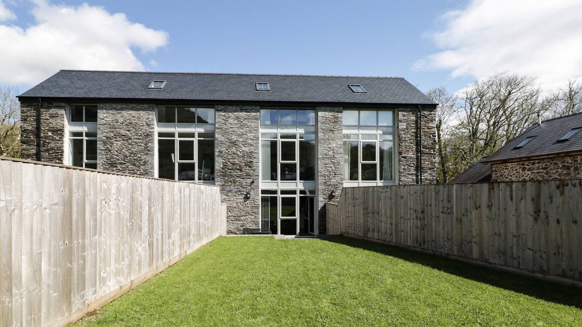 Porthmadog House | 2 PENSYFLOG BARNS, pet friendly, luxury holiday cottage in Porthmadog