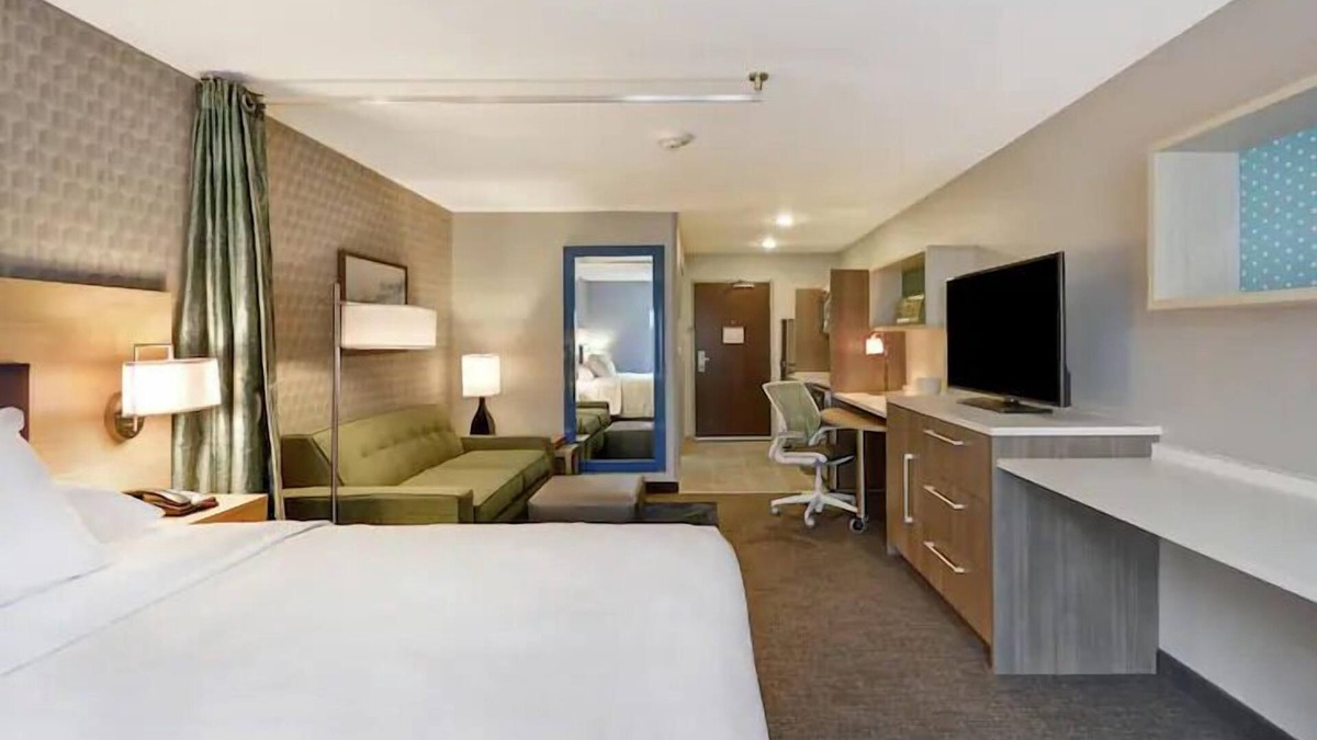 Alpine Center Hotel | 2 Pet-friendly Accommodations. FREE Breakfast! Minutes to John Ball Park Zoo