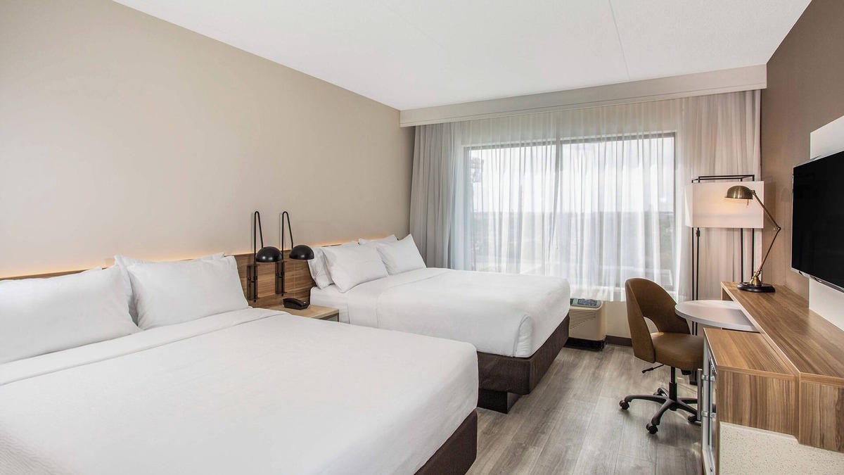 Dania Beach Hotel | 2 Queen Bed @ Modern Retreat with Rooftop Pool | Close to Airport