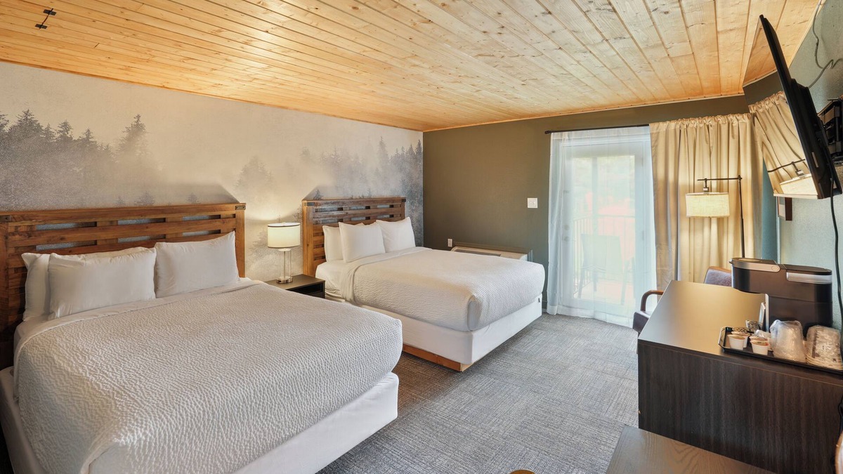 Townsend Hotel | 2 Queen + Mountain Retreat