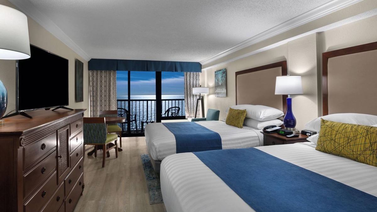 Myrtle Beach Hotel | 2 Queens Oceanfront Room - Sea Crest Resort