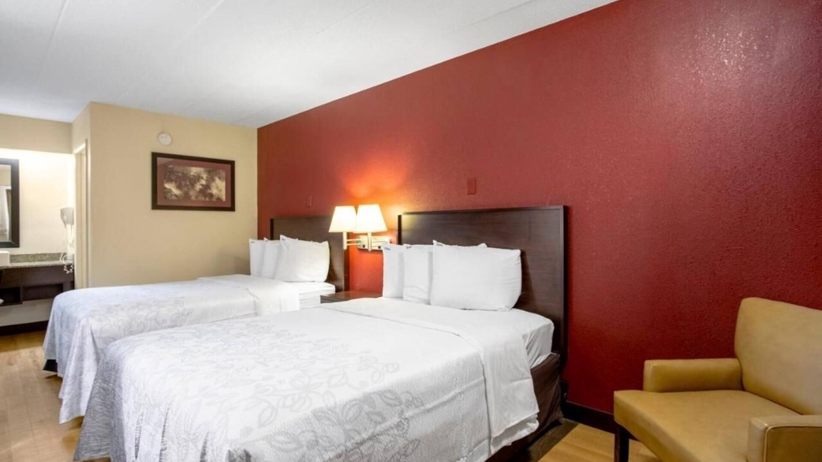 Linthicum Heights House | 2 Relaxing Rooms w/Free Shuttle and Coffee – Perfect for Pet Owners