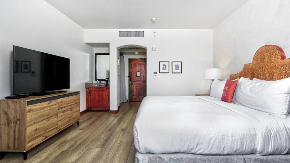 Los Gatos Hotel | 2 Relaxing Room with Pool, Pets Allowed & Free Parking in Los Gatos