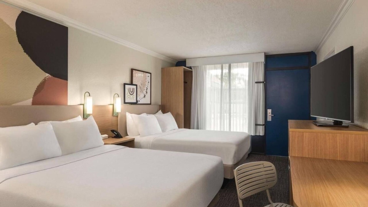 Sarasota Hotel | 2 Relaxing Rooms Near Siesta Key Beach – Free Breakfast & Pet-Friendly
