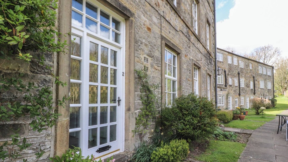 Airton Cottage | 2 RIVERSIDE WALK, family friendly, with a garden in Airton