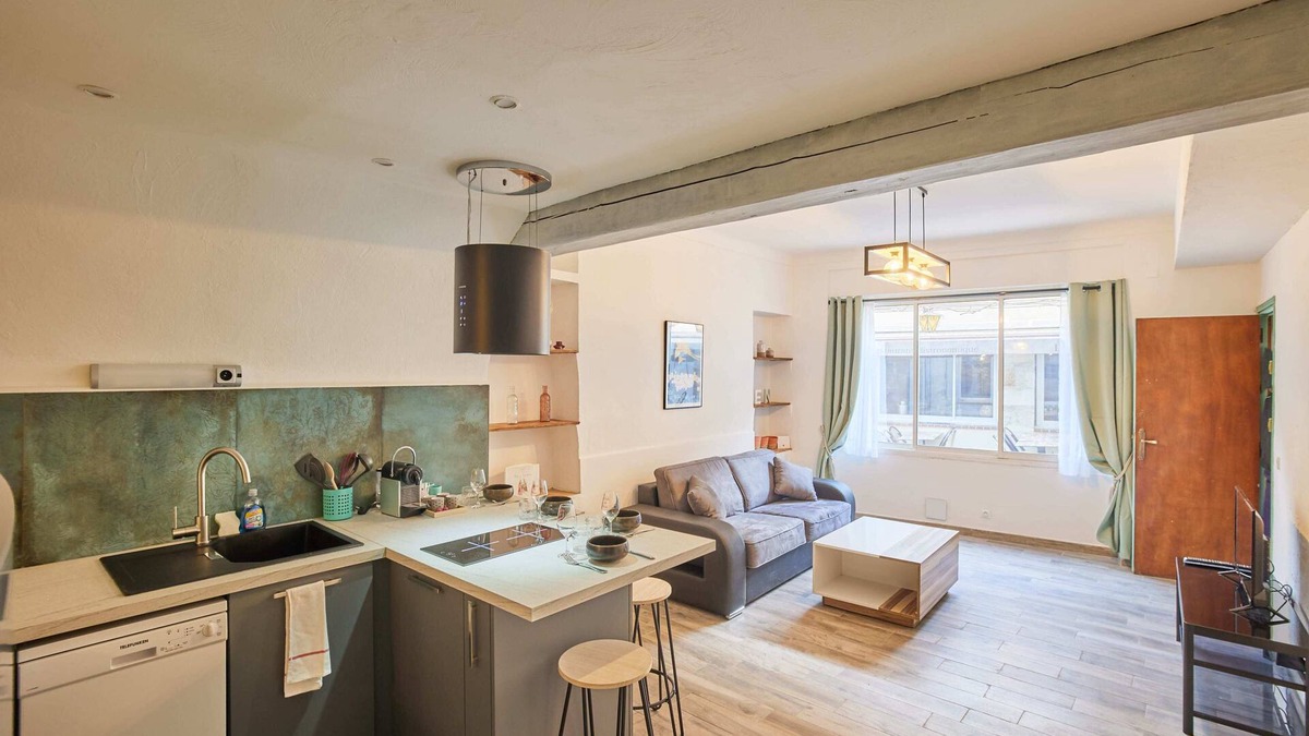 Saint-Jeannet Apartment | 2-room apartment in the heart of the old village opposite the restaurant