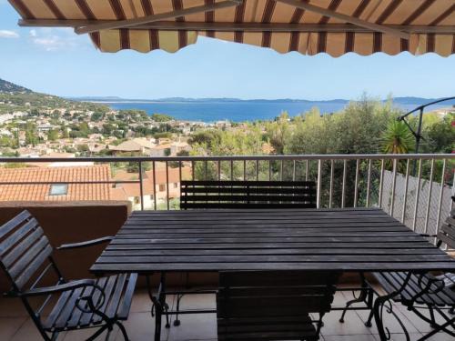 Carqueiranne Apartment | 2-room apartment with a magnificent view of the sea, in carqueiranne in the var, 12km from the isles de porquerolles boarding port – 2/4 people