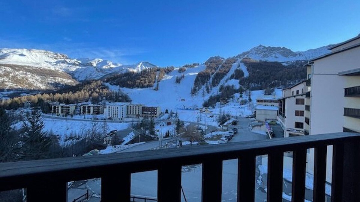 Enchastrayes Apartment | 2-Room Apt at ski slopes, 4 sleeps, balcony