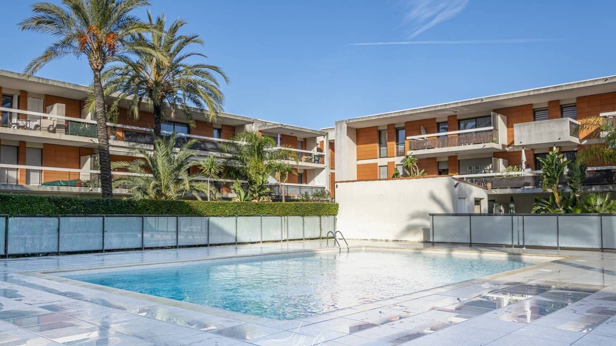Villeneuve Loubet Beach Apartment | 2 rooms Sea 100m 2 swimming pools box aircon close to all shops on foot